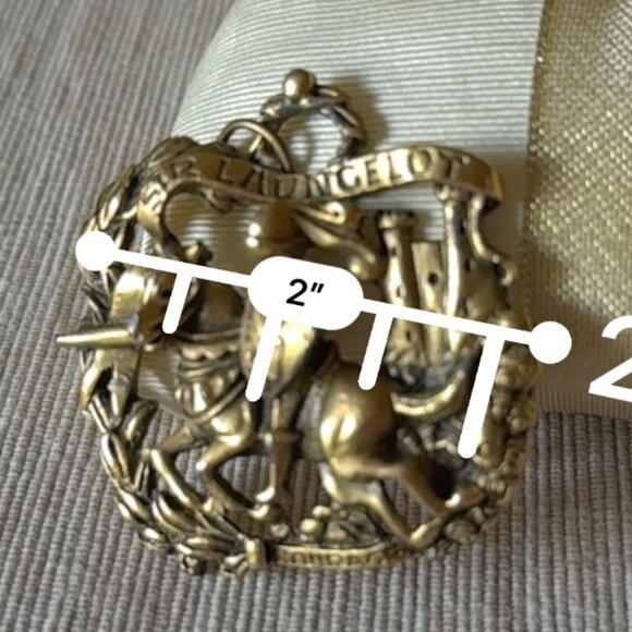 Vintage Brass Knight Plaque Keychain Featuring Sir Launcelot On Horse With Castl - Picture 11 of 12